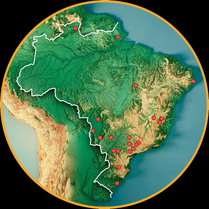 Mapa do Brasil com pontos vermelhos indicando coordenadas aproximadas de áreas com alta incidência de incêndios florestais monitoradas pela empresa Umgrauemeio